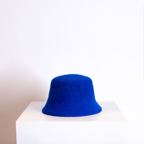 Chapeau rouge en laine luxueuse – Pièce unique